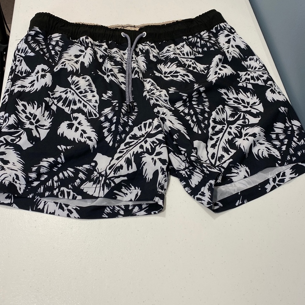 - Michael Bastian xl men’s swim trunks.Black background w/white palm leaves